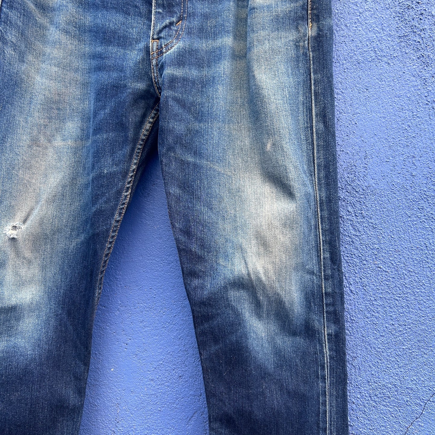 levi's distressed 513 jeans