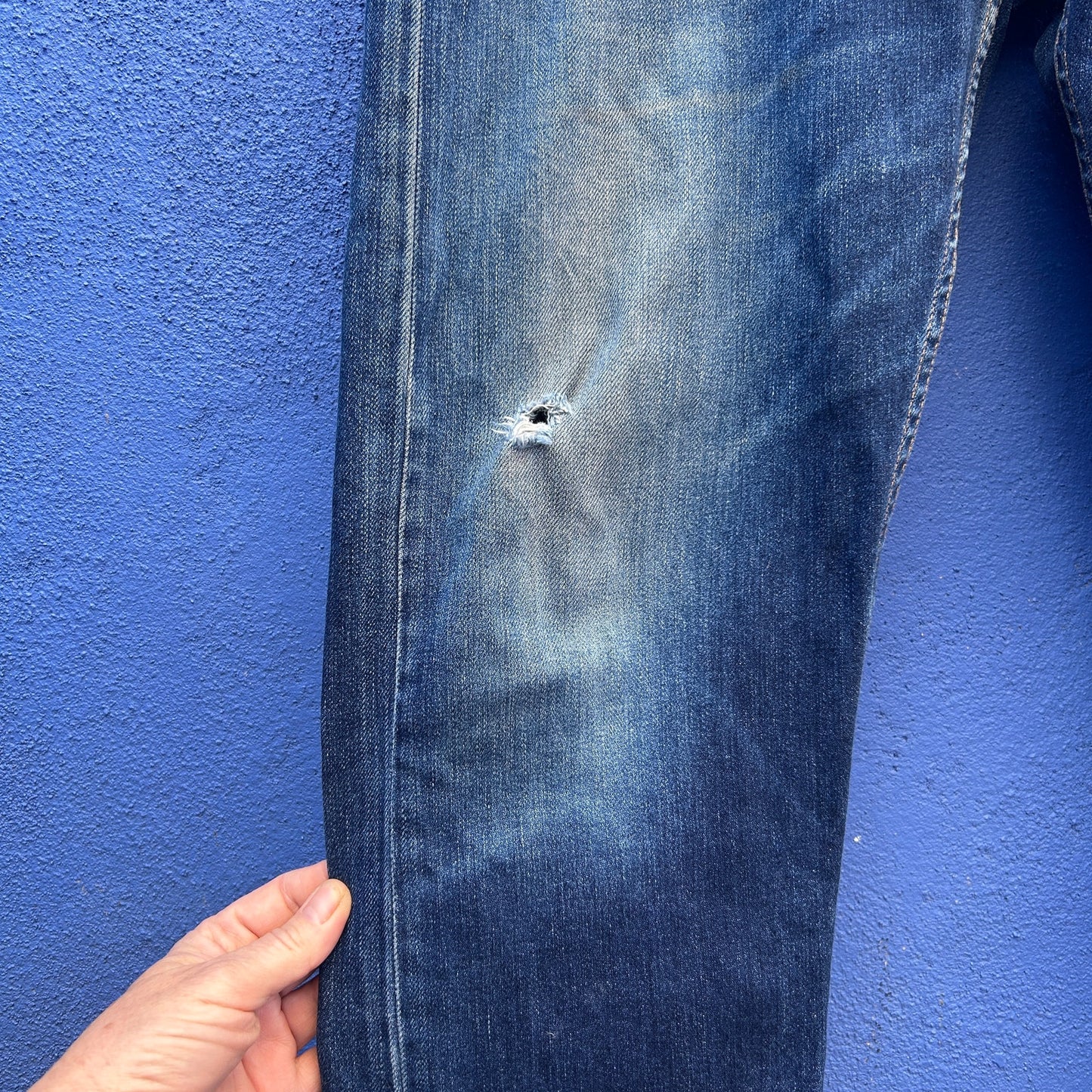 levi's distressed 513 jeans