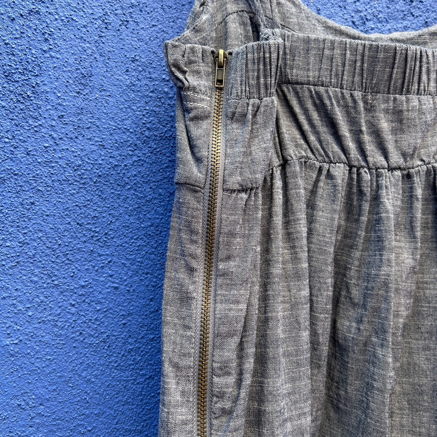 la made sleeveless chambray cotton shift dress