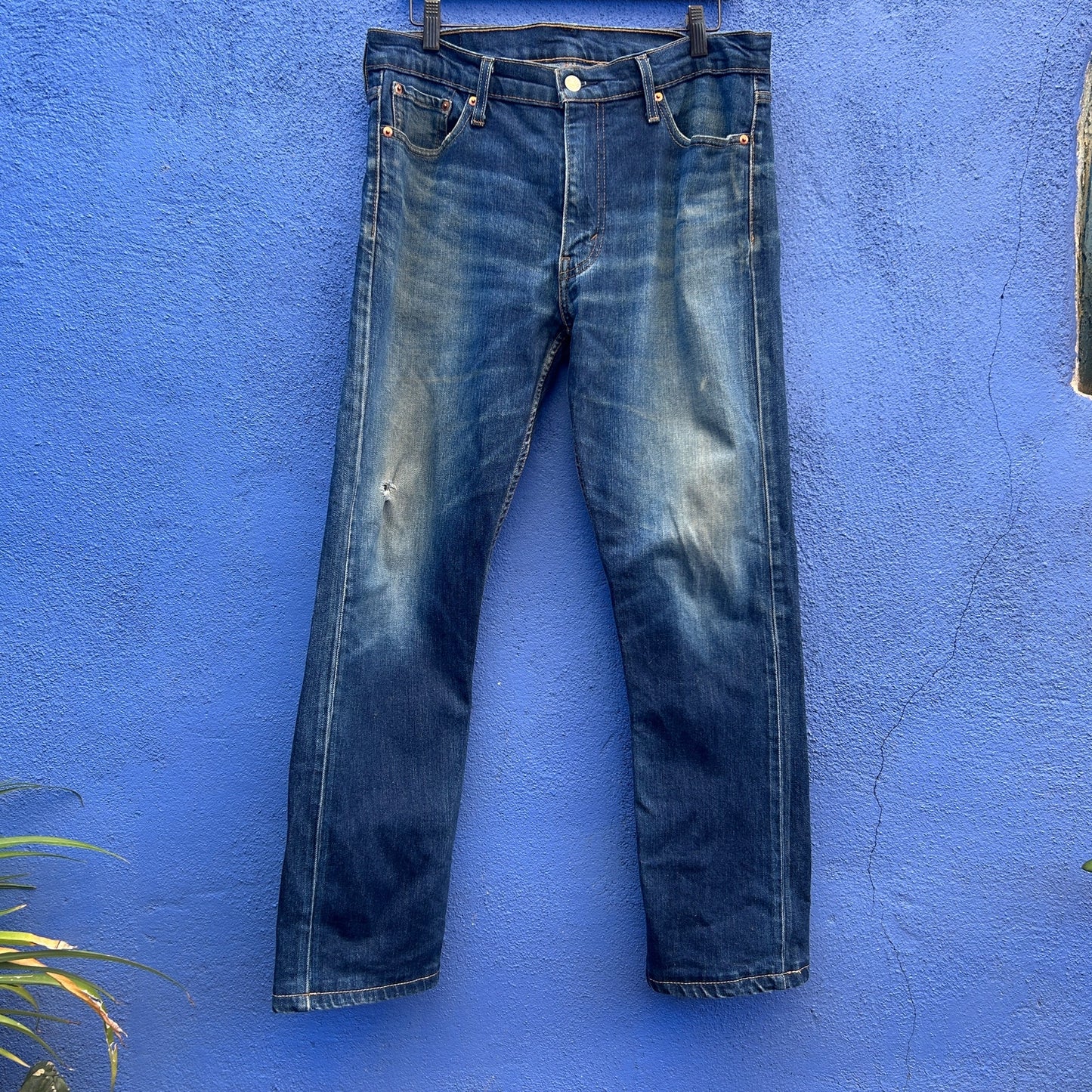 levi's distressed 513 jeans