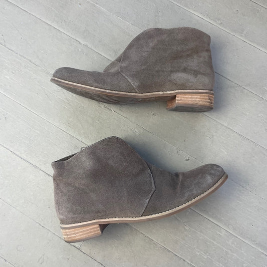 Blondo Taupe Waterproof Suede Slouchy Pull On Chukka Ankle Boots